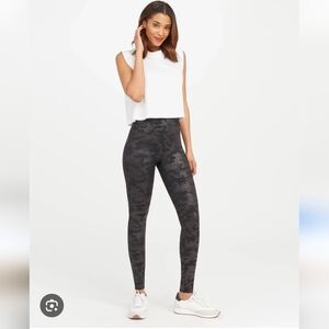SPANX Black Gray Camo Leggings with Tapered Fit and Double Side Seam Detail Med